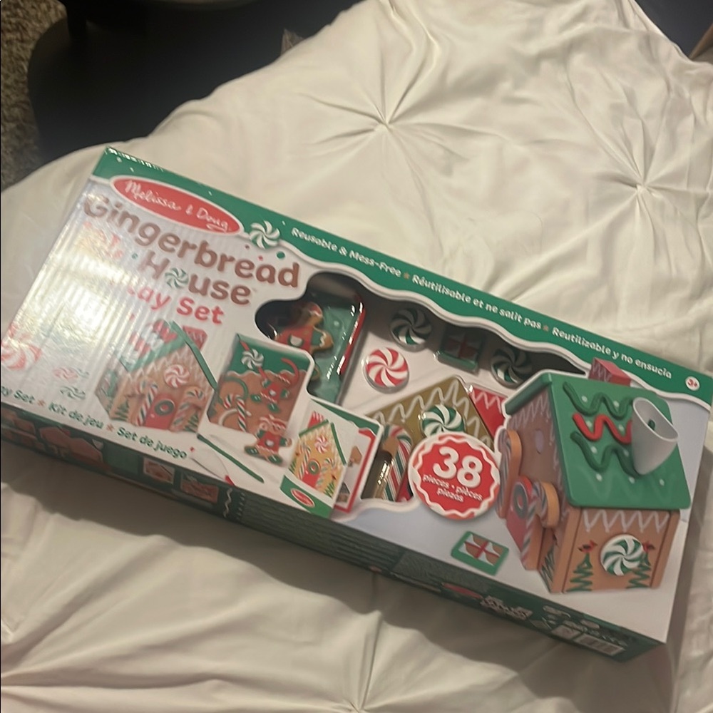 Melissa & Doug Gingerbread House Holiday Set - Green, Red, and White